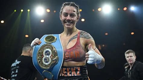 boxeo desnudas|Una campeona mundial de boxeo fue en topless al pesaje: solo .